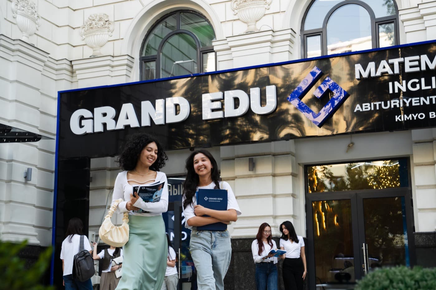Grant Edu o'quvchilari markaz binosi oldida