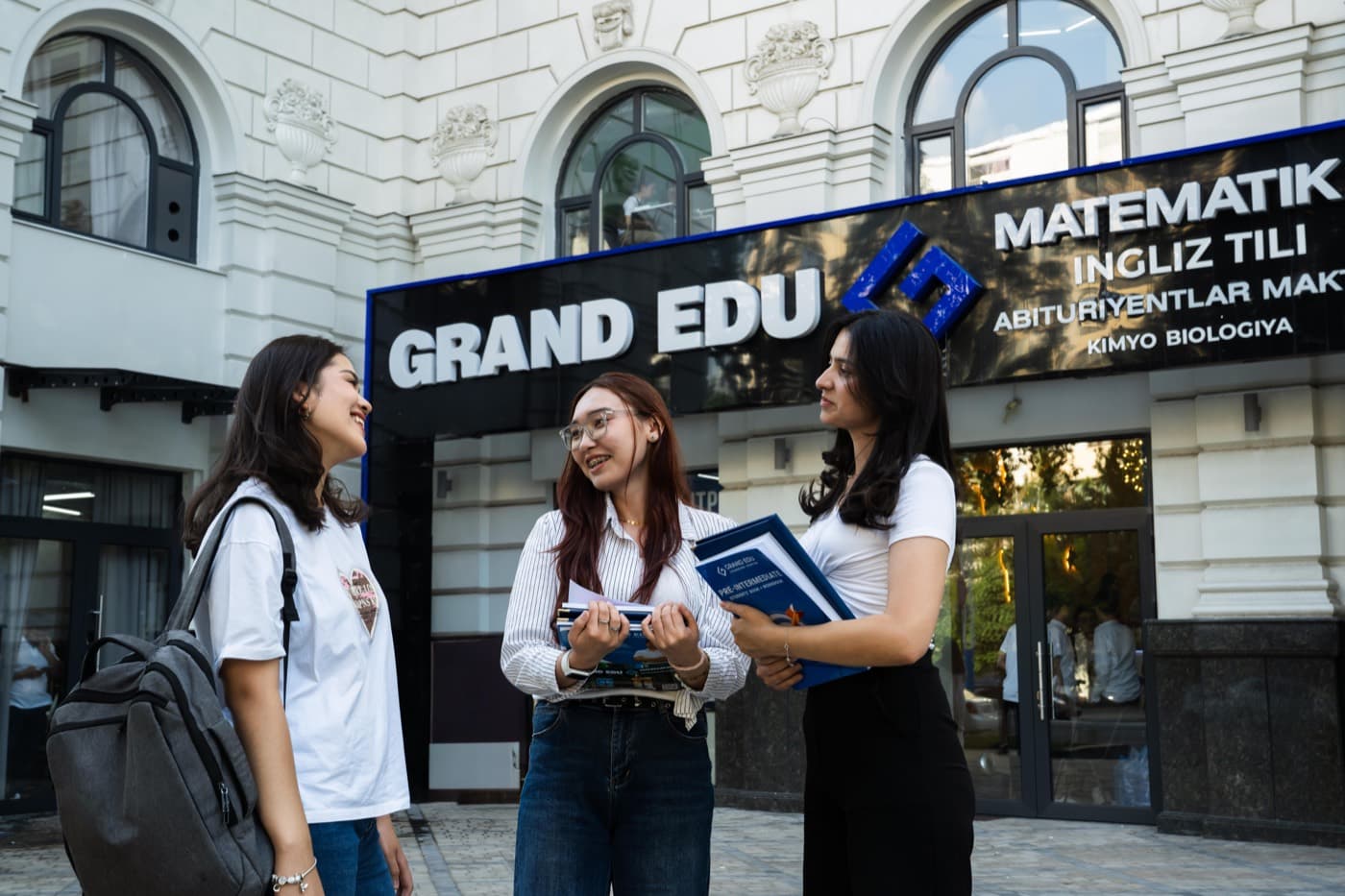 Grant Edu binosi oldida o'quvchilar